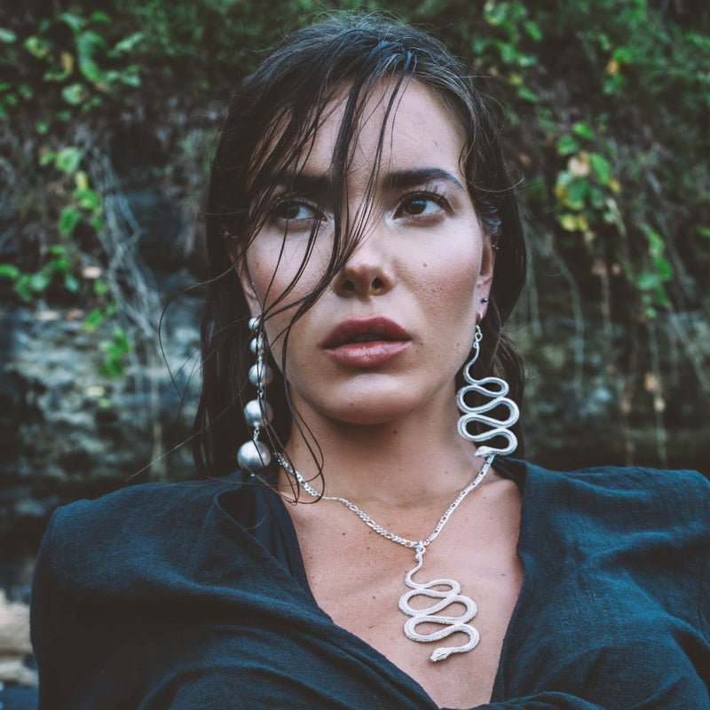 VIKA jewels Ohrring Earring Snake Schlange handmade handgemacht Bali recycled recycling sterling silver silber Photographer Jason Repo Reposar