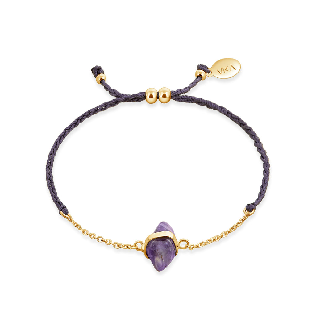 Heilsteine Armband Kollektion  AMETHYST-ARMBAND handgeflochtene violette Kordel, gemischt mit einer recycelten Sterling-Silber-Gliederkette und dem Amethyst Kristall. Unisex. Amethyst ist der Stein für Wahrnehmung und Intuition, sowie Selbstvertrauen und Willenskraft. Unterstützt das Stirn Chakra. handgefertigt in Bali vergoldet